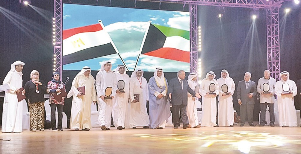 المبارك وأبو ذكري يتوسطان المكرّمين الكويتيين