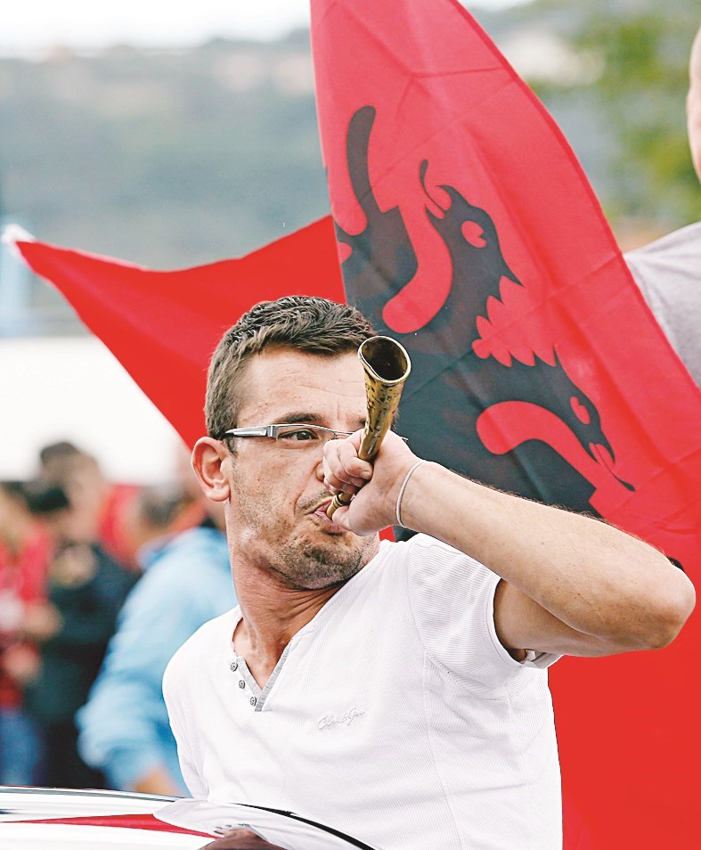 u0645u0648u0627u0637u0646 u0623u0644u0628u0627u0646u064a u0645u062du062au0641u0644u0627u064b u0628u0627u0644u0625u0646u062cu0627u0632 u0627u0644u062au0627u0631u064au062eu064a u0644u0645u0646u062au062eu0628 u0628u0644u0627u062fu0647       (u0625 u0628 u0623)