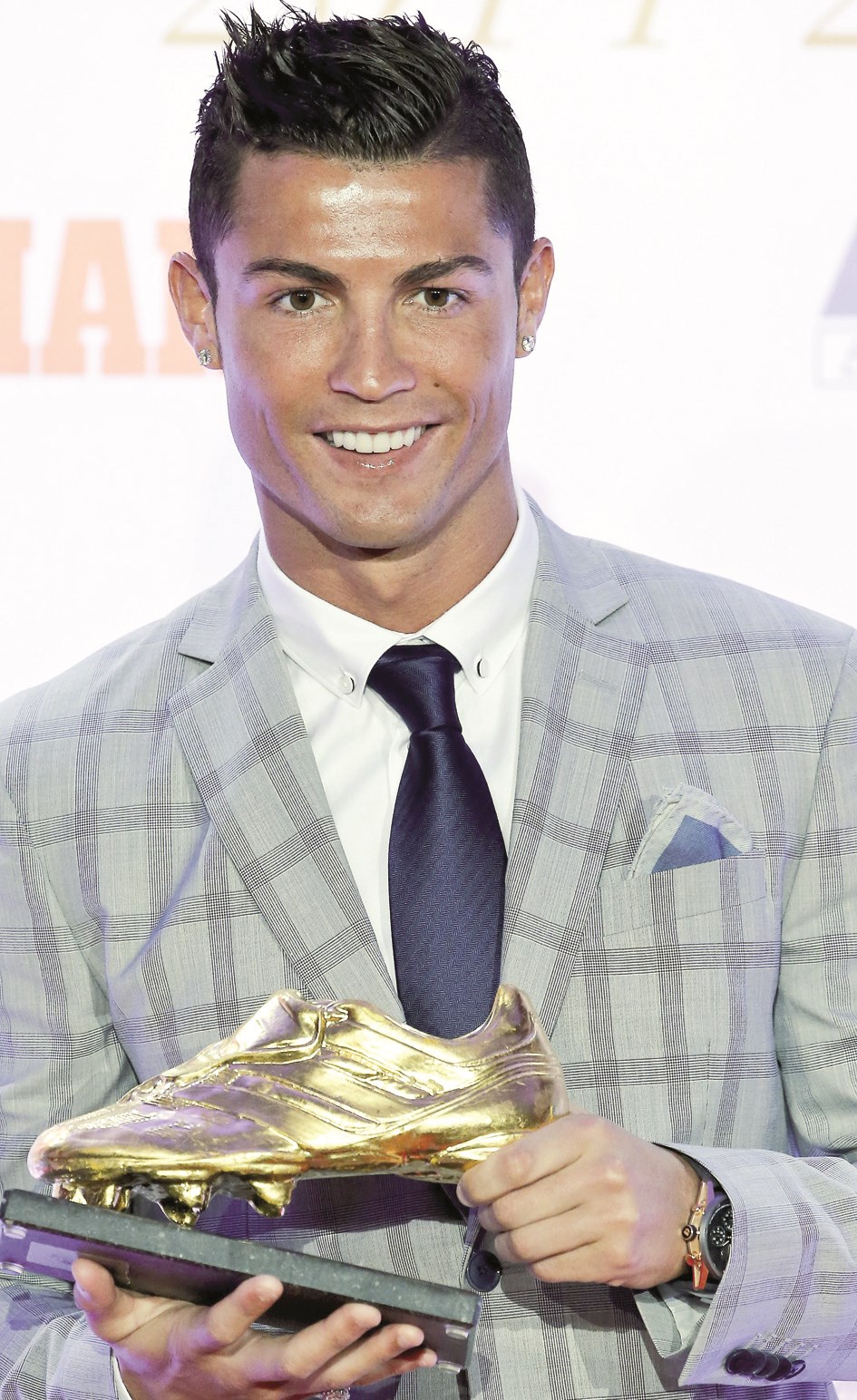 u0631u0648u0646u0627u0644u062fu0648 u062du0627u0645u0644u0627u064b u062cu0627u0626u0632u0629 u00abu0627u0644u062du0630u0627u0621 u0627u0644u0630u0647u0628u064au00bb     (u0631u0648u064au062au0631u0632)