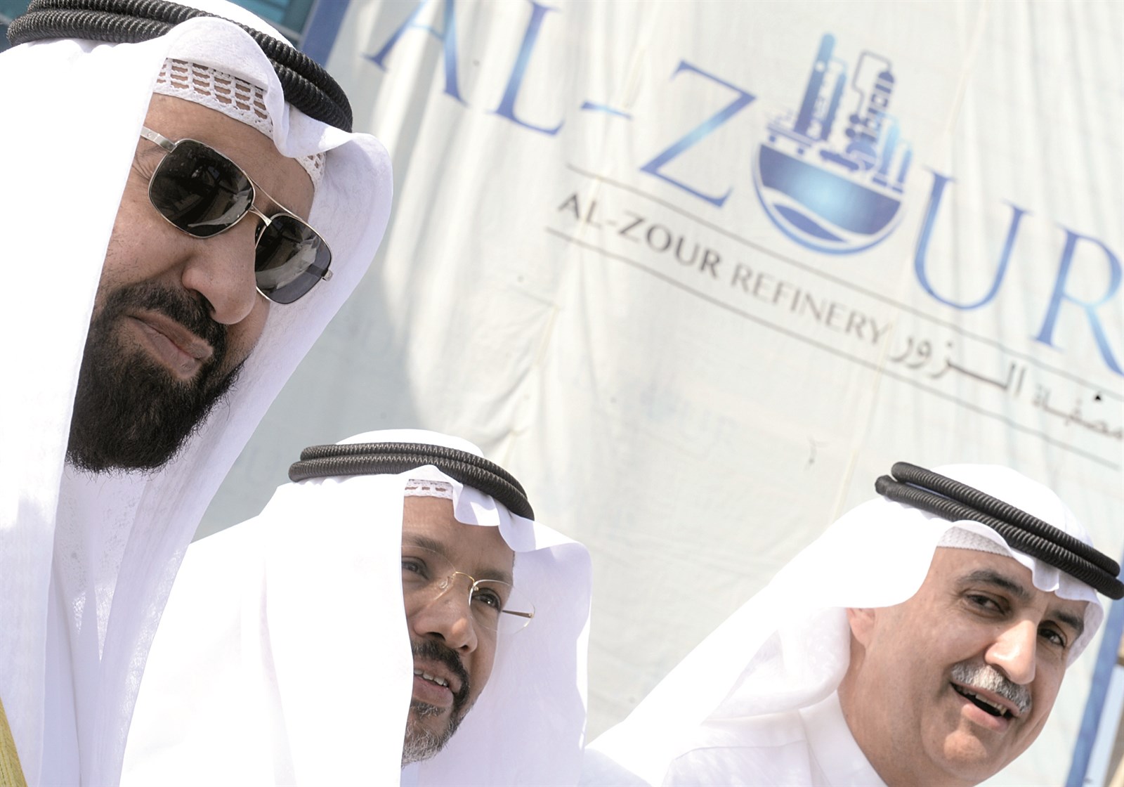 العمير والمطيري والعدساني خلال جولة بعد توقيع العقود (تصوير أسعد عبدالله)