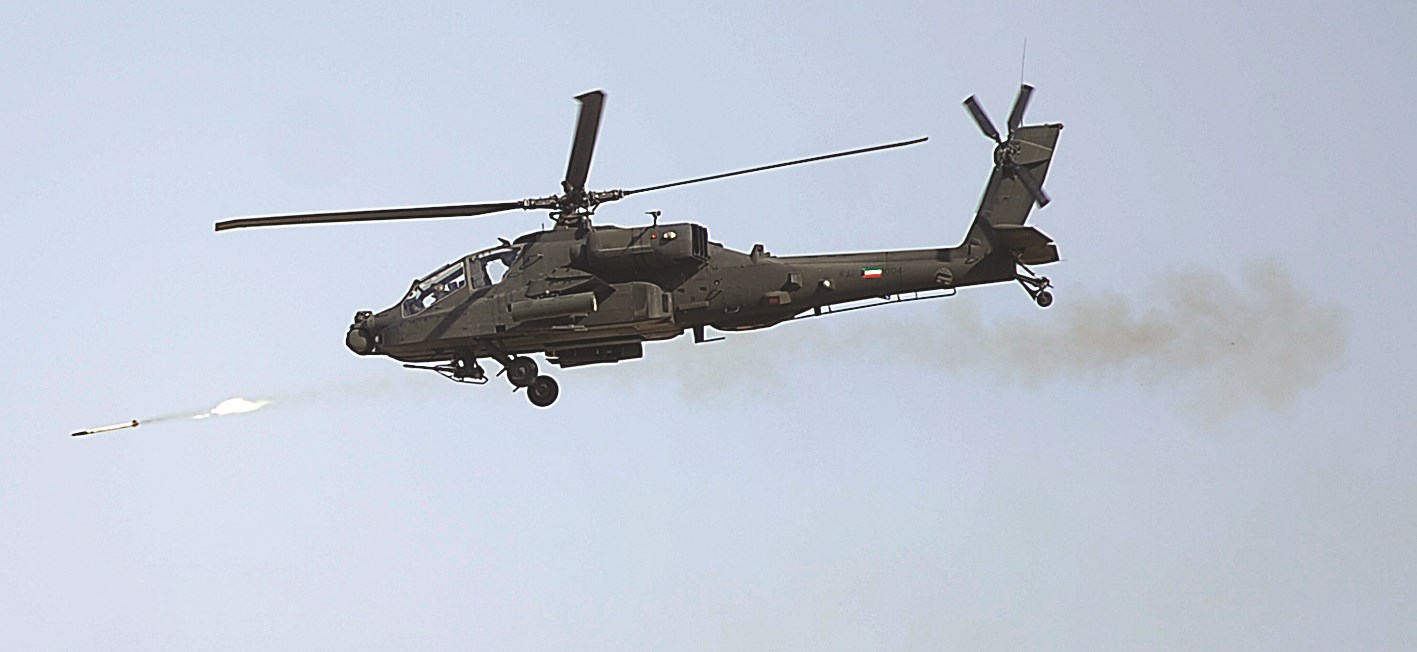 مروحية تطلق صاروخاً تجاه الهدف