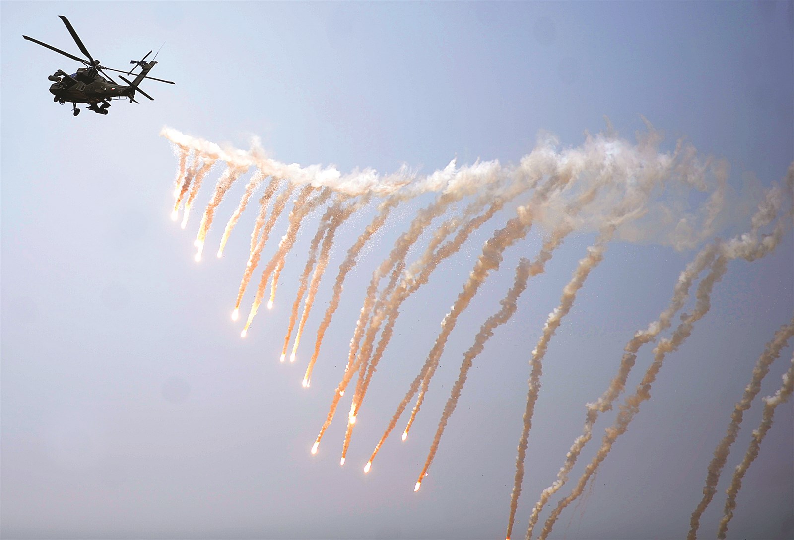 أباتشي «ترش» أهدافها بالصواريخ