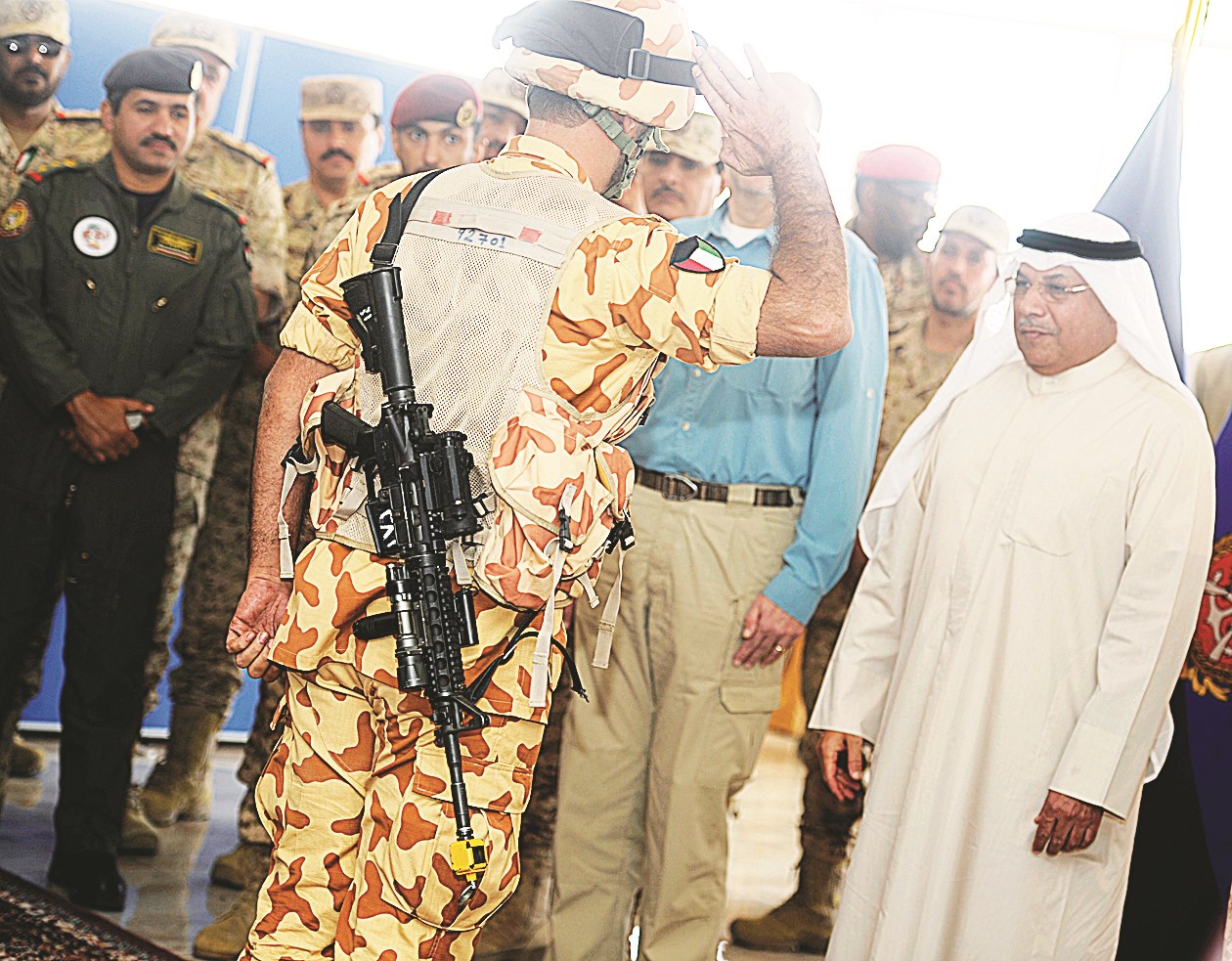 تحية عسكرية للوزير الجراح