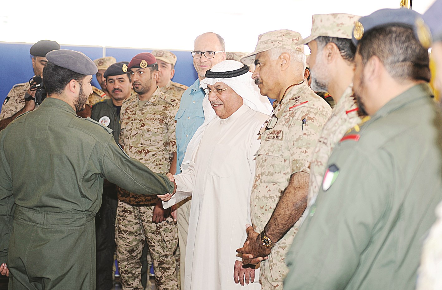 الجراح يصافح مستقبليه