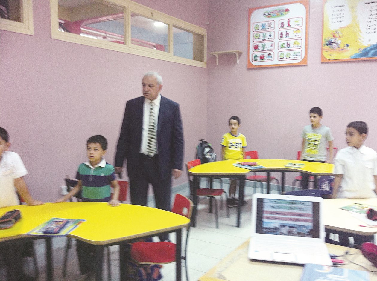 ... ومتفقداً فصول المدرسة