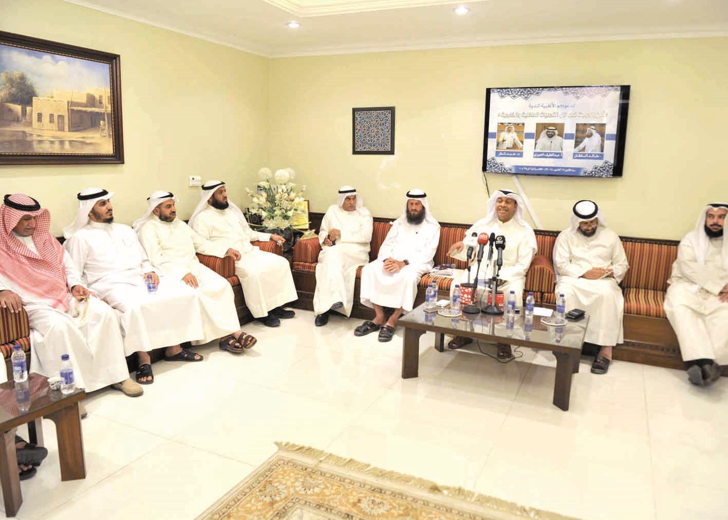 المطر متحدثاً ويبدو أعضاء في «الغالبية» يتابعون حديثه