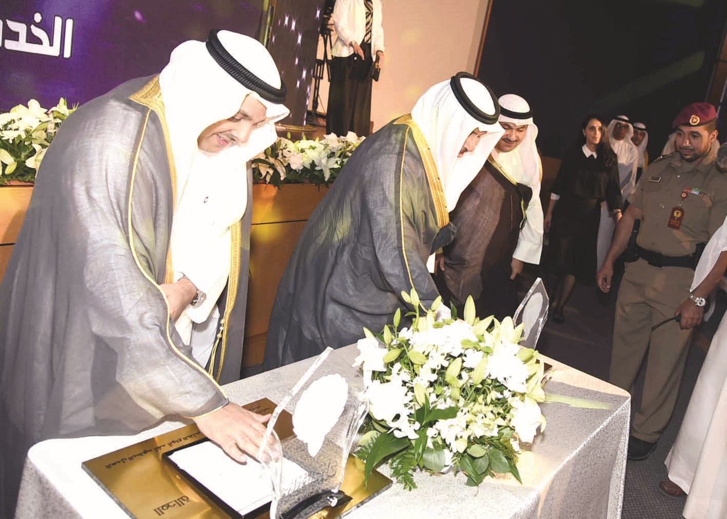 u0627u0644u0645u0628u0627u0631u0643 u064au062fu0634u0646 u0648u0627u0644u0635u0627u0646u0639 u0627u0644u062eu062fu0645u0627u062a u0627u0644u0625u0644u0643u062au0631u0648u0646u064au0629 u0628u0627u0644u0628u0635u0645u0629 u0639u0644u0649 u0627u0644u0644u0648u062d    (u062au0635u0648u064au0631 u0633u0639u062f u0647u0646u062fu0627u0648u064a)