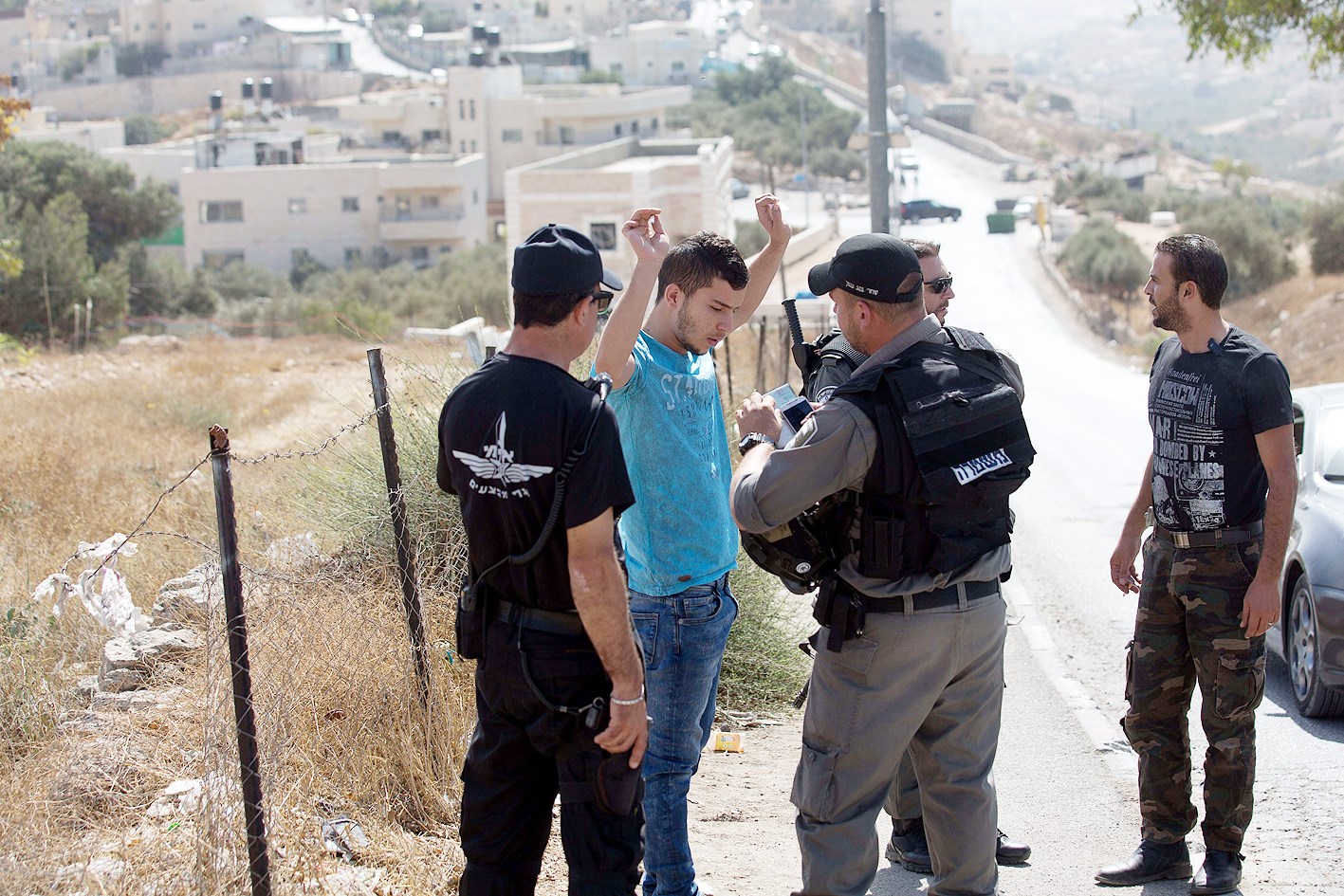 u0639u0646u0627u0635u0631 u0645u0646 u0634u0631u0637u0629 u0627u0644u062du062fu0648u062f u0627u0644u0625u0633u0631u0627u0626u064au0644u064au0629 u064au0641u062au0634u0648u0646 u0641u0644u0633u0637u064au0646u064au0627u064b u0642u0631u0628 u062cu0628u0644 u0627u0644u0645u0643u0628u0651u0631 u0641u064a u0627u0644u0642u062fu0633 u0627u0644u0634u0631u0642u064au0629 ( u0623 u0641 u0628)