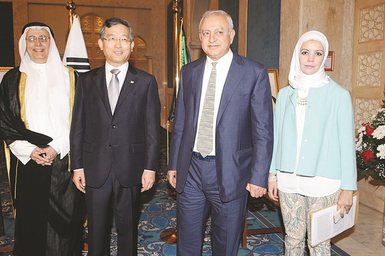 u0627u0644u0639u064au0633u0649 u0648u0627u0644u0633u0641u064au0631 u0627u0644u0643u0648u0631u064a u062eu0644u0627u0644 u0627u0644u062du0641u0644 (u062au0635u0648u064au0631 u0643u0631u0645 u0630u064au0627u0628)