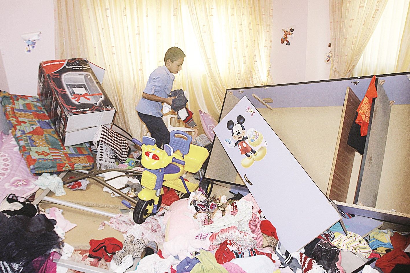 u0637u0641u0644 u0641u0644u0633u0637u064au0646u064a u064au062au0641u0642u062f u0627u0644u0623u0636u0631u0627u0631 u0641u064a u063au0631u0641u062au0647 u0628u0639u062f u062au0641u062au064au0634 u062cu0646u0648u062f u0625u0633u0631u0627u0626u064au0644u064au064au0646 u0645u0646u0632u0644 u0623u0633u0631u062au0647 u0641u064a u0642u0631u064au0629 u0642u0631u0628 u0646u0627u0628u0644u0633 (u0631u0648u064au062au0631u0632)