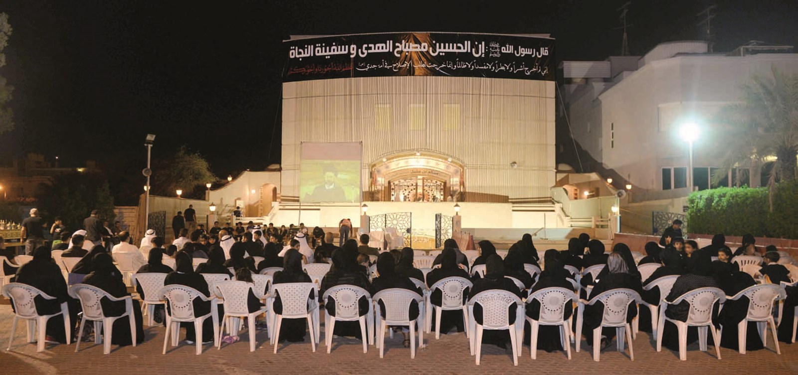 متابعة عبر الشاشات خارج الحسينية