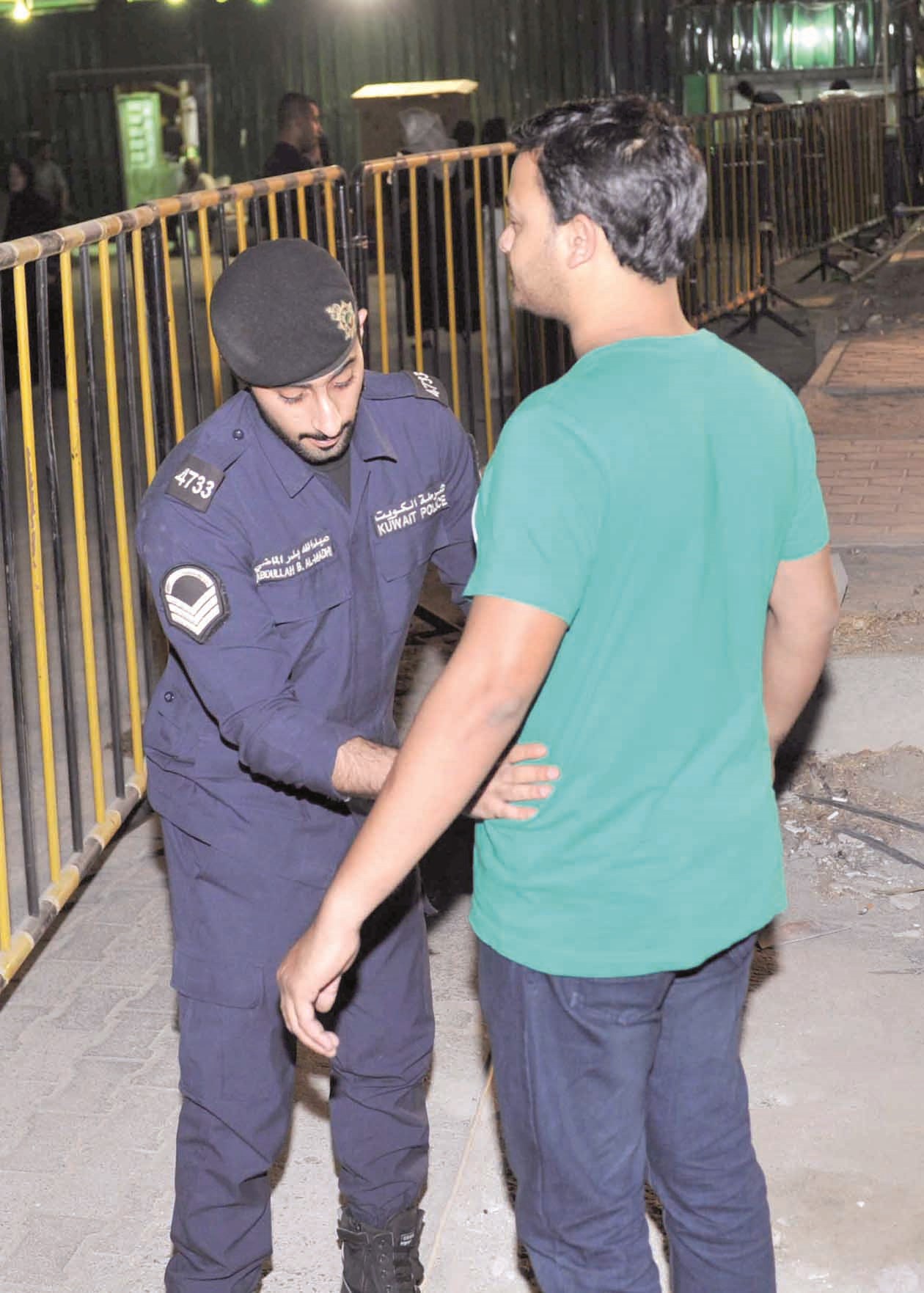 تفتيش ذاتي من رجل أمن