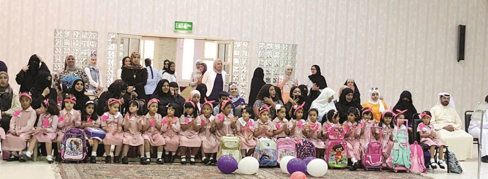 لقطة جماعية للمعلمات والتلميذات