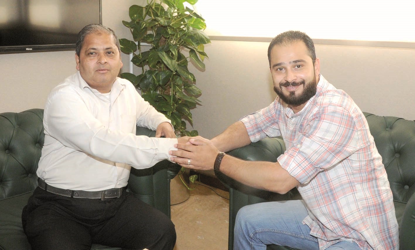 محمد كوكن مصافحا الزميل محمد أنور