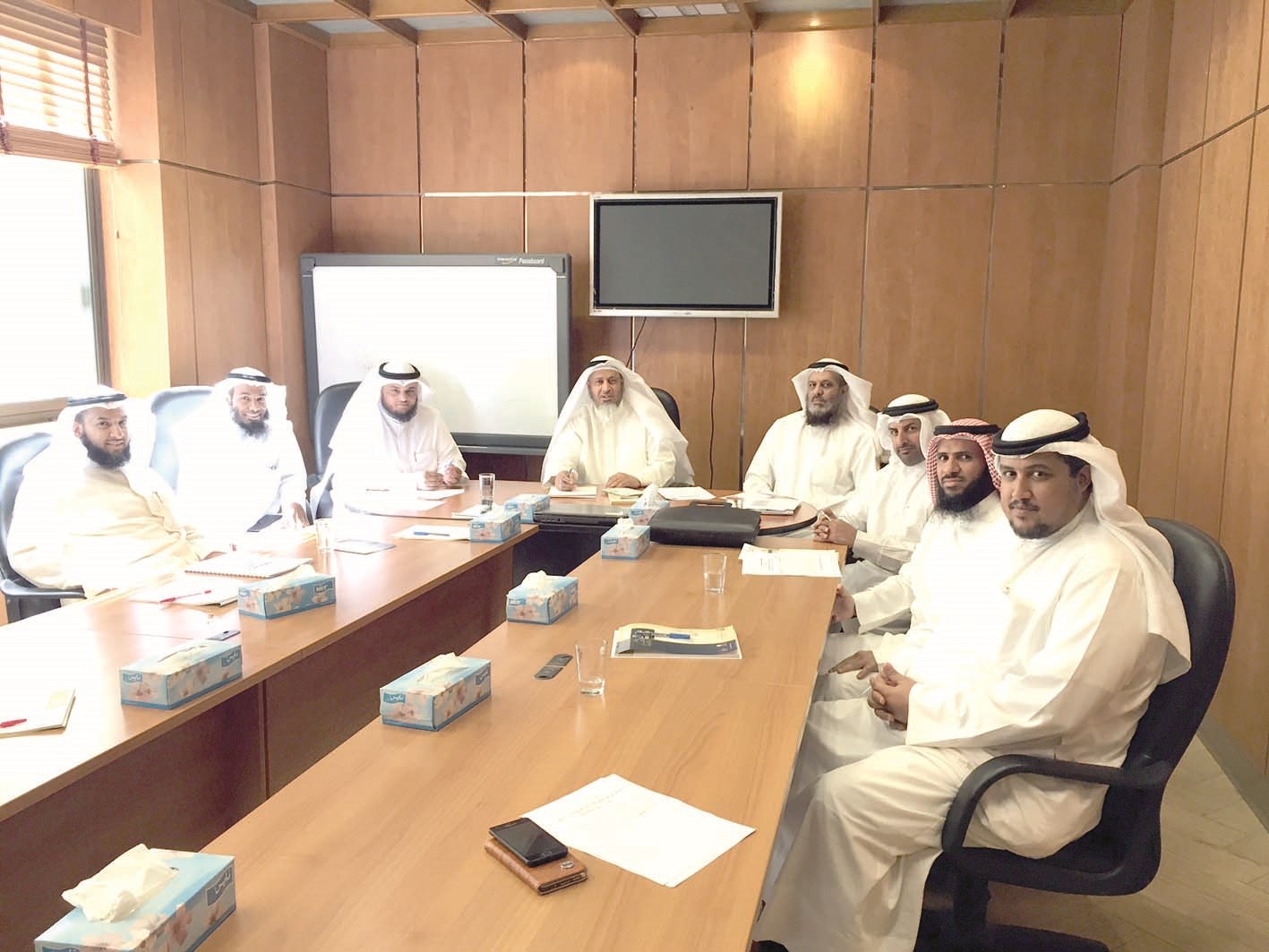 مدير إداراة الدراسات ورؤساء الأقسام مع الزميل تركي المغامس