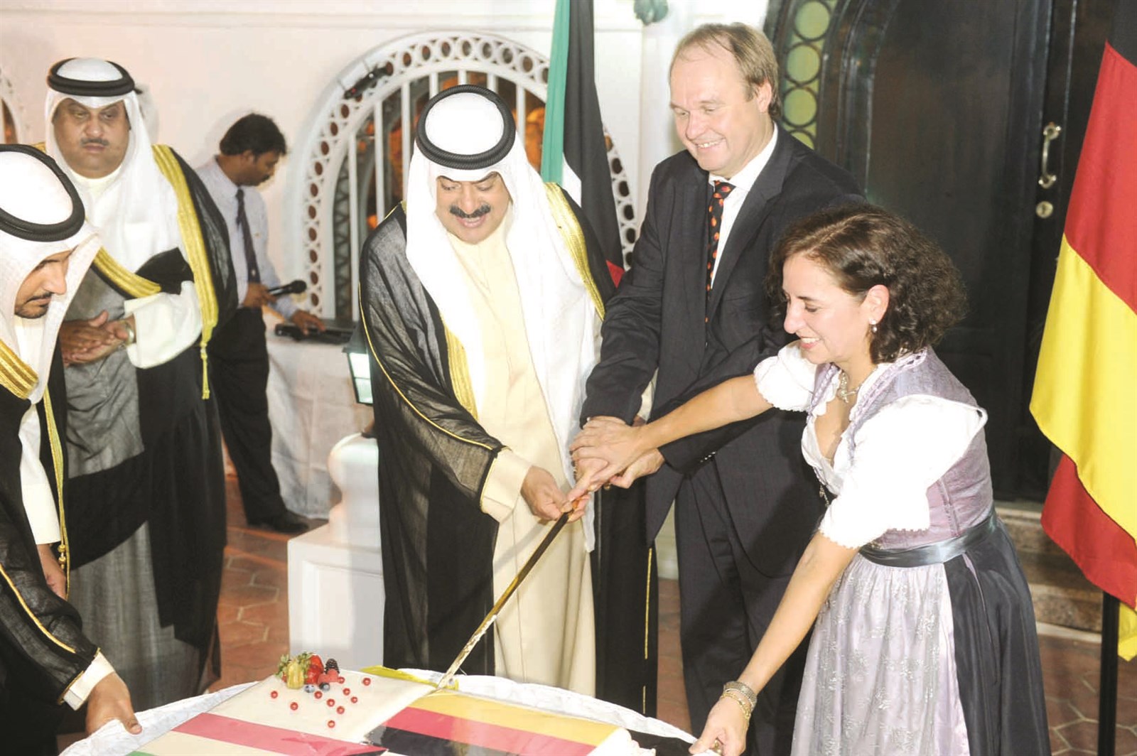 u0627u0644u062cu0627u0631u0627u0644u0644u0647 u0648u0627u0644u0633u0641u064au0631 u0627u0644u0623u0644u0645u0627u0646u064a u0648u062du0631u0645u0647 u064au0642u0637u0639u0648u0646 u0642u0627u0644u0628 u062du0644u0648u0649 u0627u0644u062du0641u0644 (u062au0635u0648u064au0631 u0632u0643u0631u064au0627 u0639u0637u064au0629)