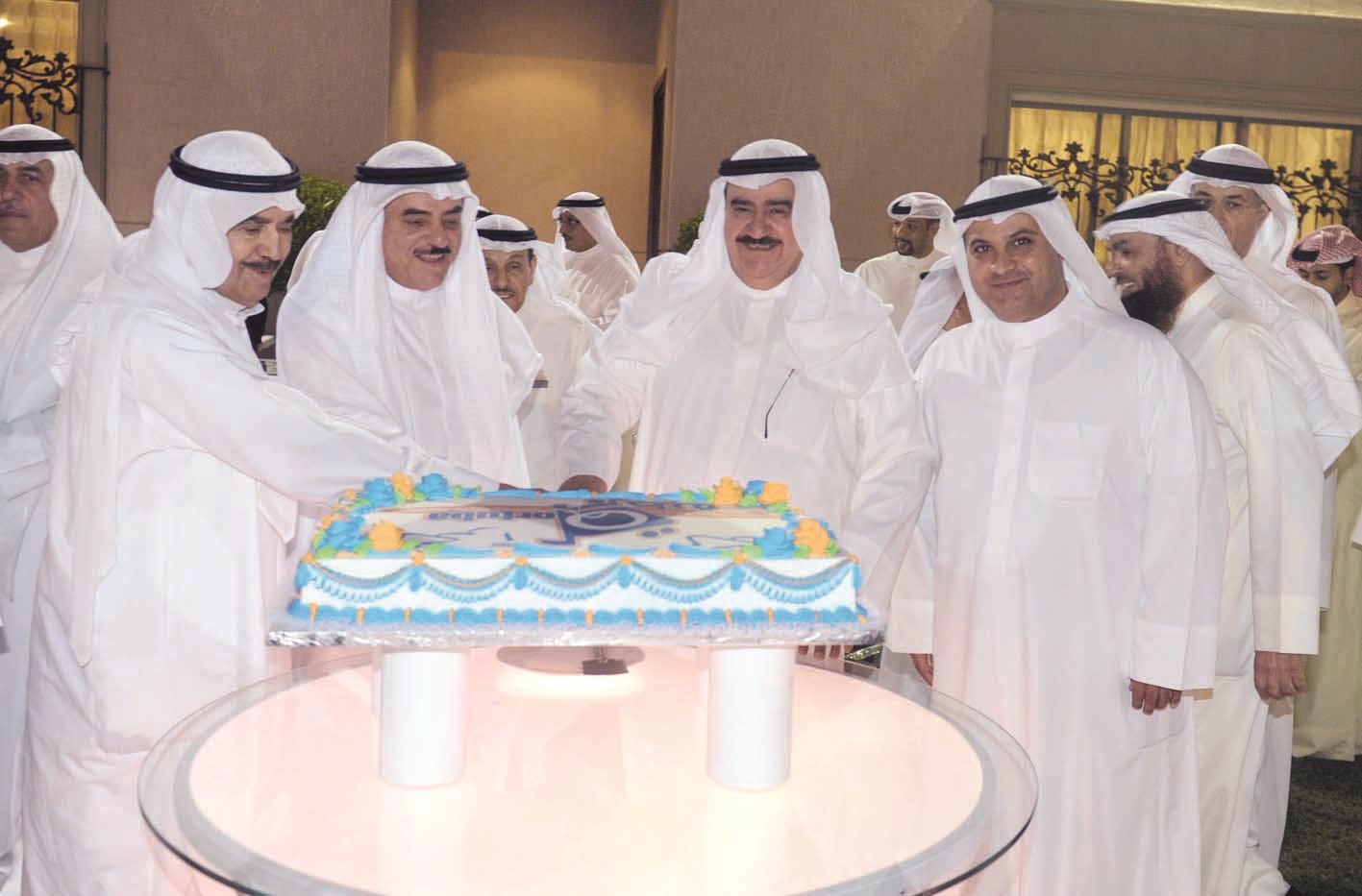 المهنا مشاركاً في قطع قالب حلوى للاحتفال بتكريم المؤسسين