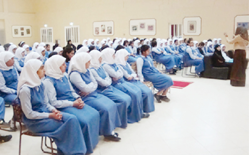 تطوير المناهج بالتزامن مع تطبيق التعليم الإلكتروني في الفصول