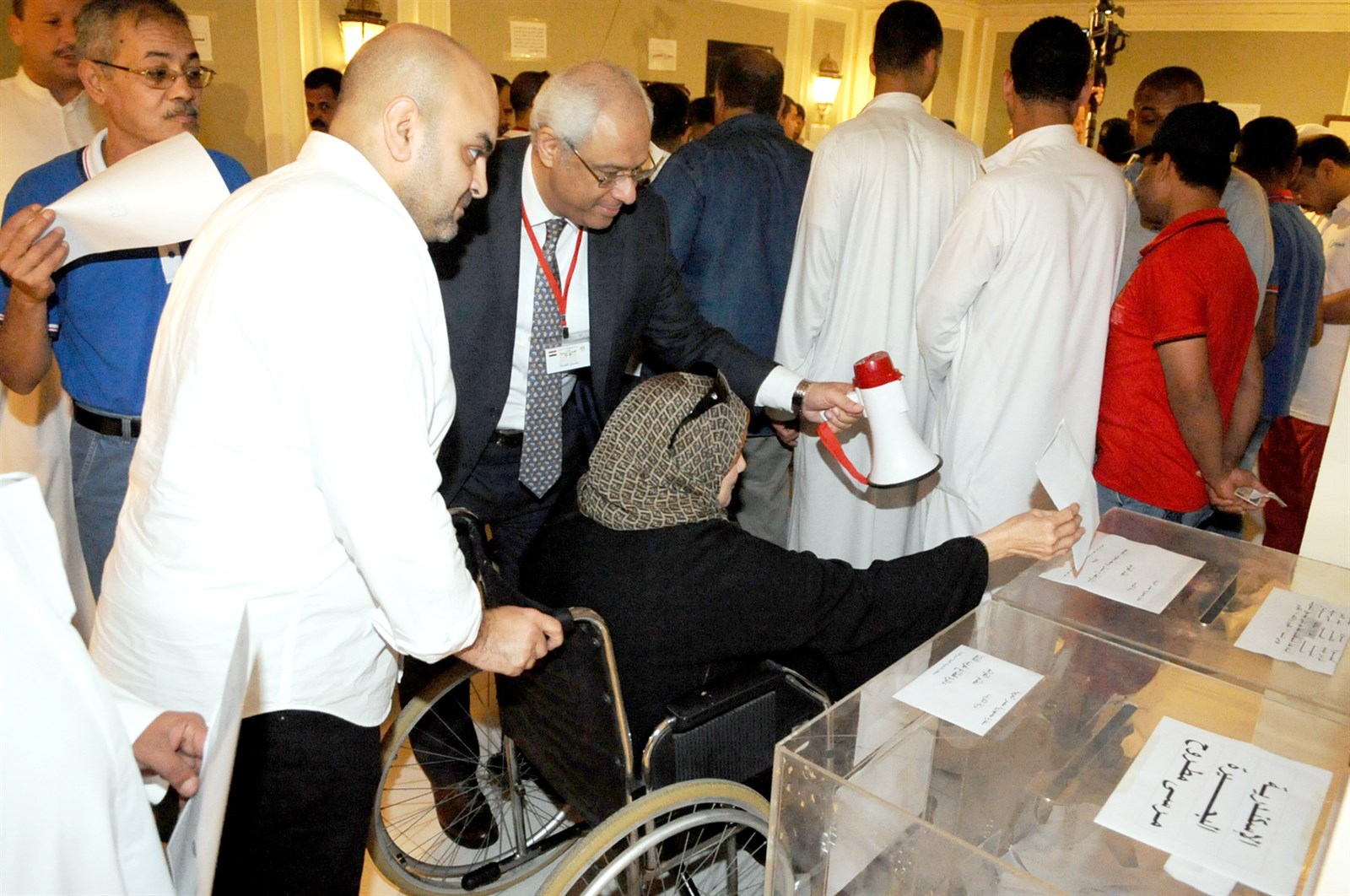 عاطف يساعد إحدى الناخبات