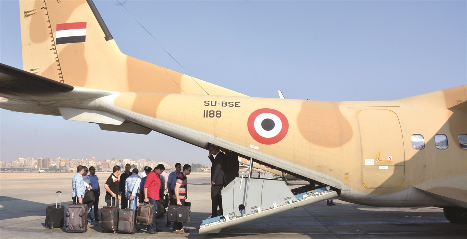 طائرات الجيش تنقل القضاة إلى مقار اللجان الانتخابية