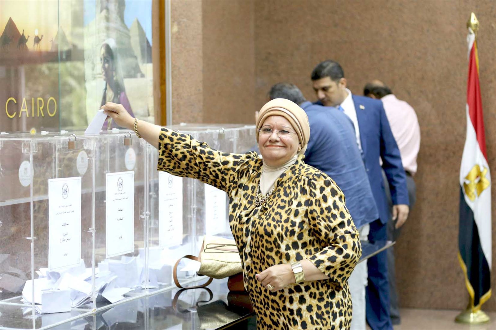 u0633u064au062fu0629 u0645u0635u0631u064au0629 u062au062fu0644u064a u0628u0635u0648u062au0647u0627 u0641u064a u0627u0644u0642u0646u0635u0644u064au0629 u0627u0644u0645u0635u0631u064au0629 u0641u064a u062fu0628u064a (u0631u0648u064au062au0631u0632)