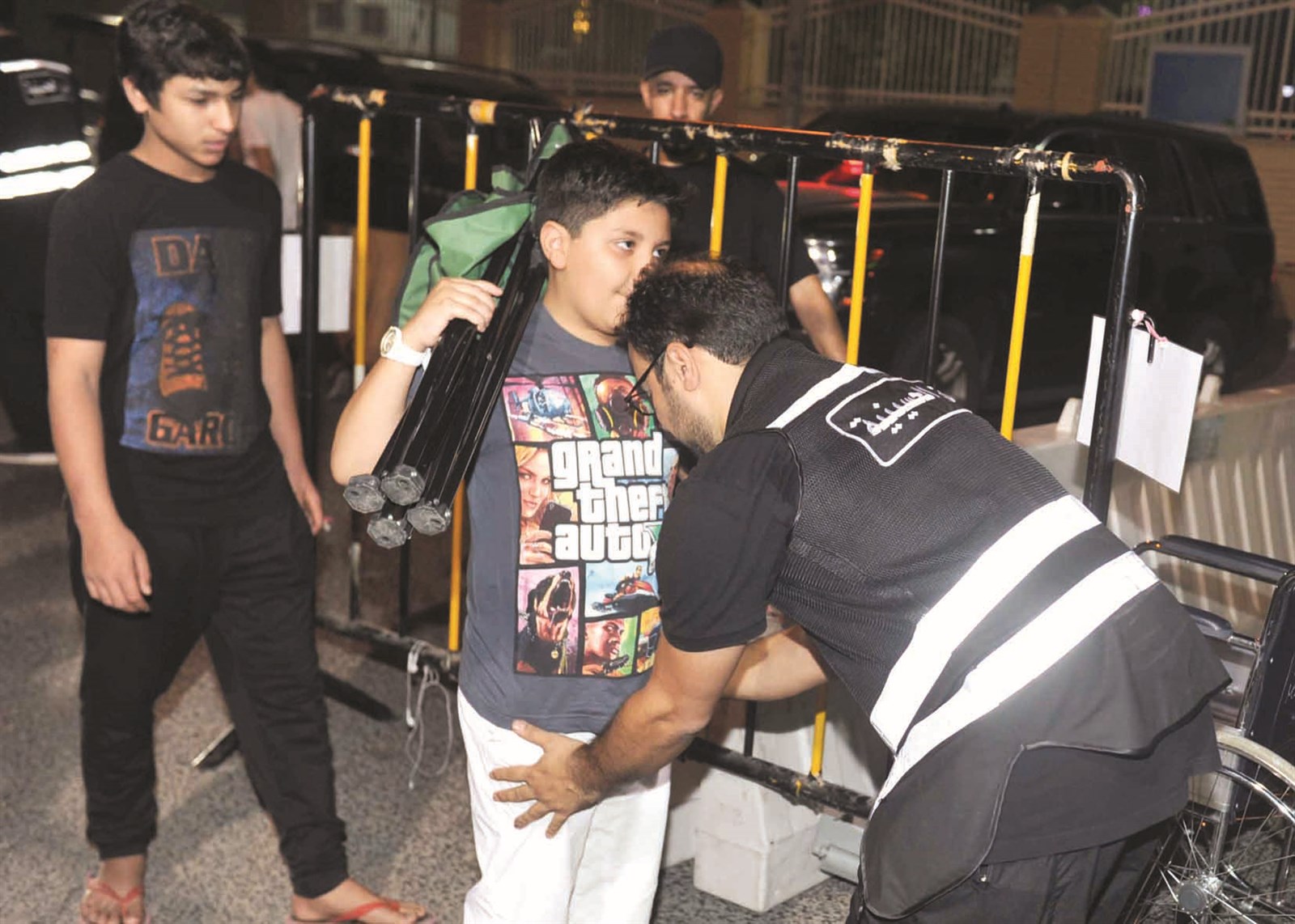 التفتيش الأمني للكبار والصغار