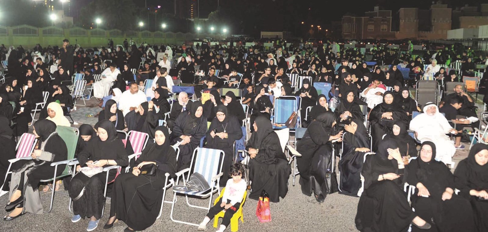 حشود نسائية تتابع الخطبة