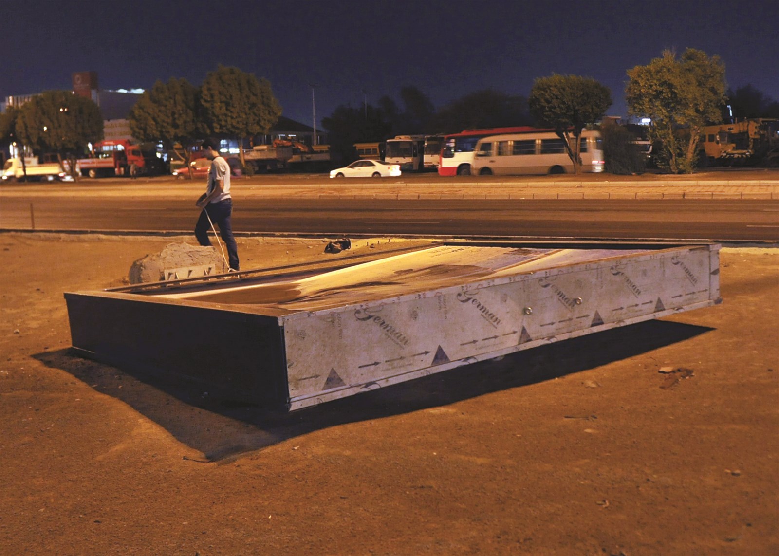 سرعة الرياح اقتلعت اللوحة الإعلانية مع صبتها الإسمنتية (تصوير سعد هنداوي)