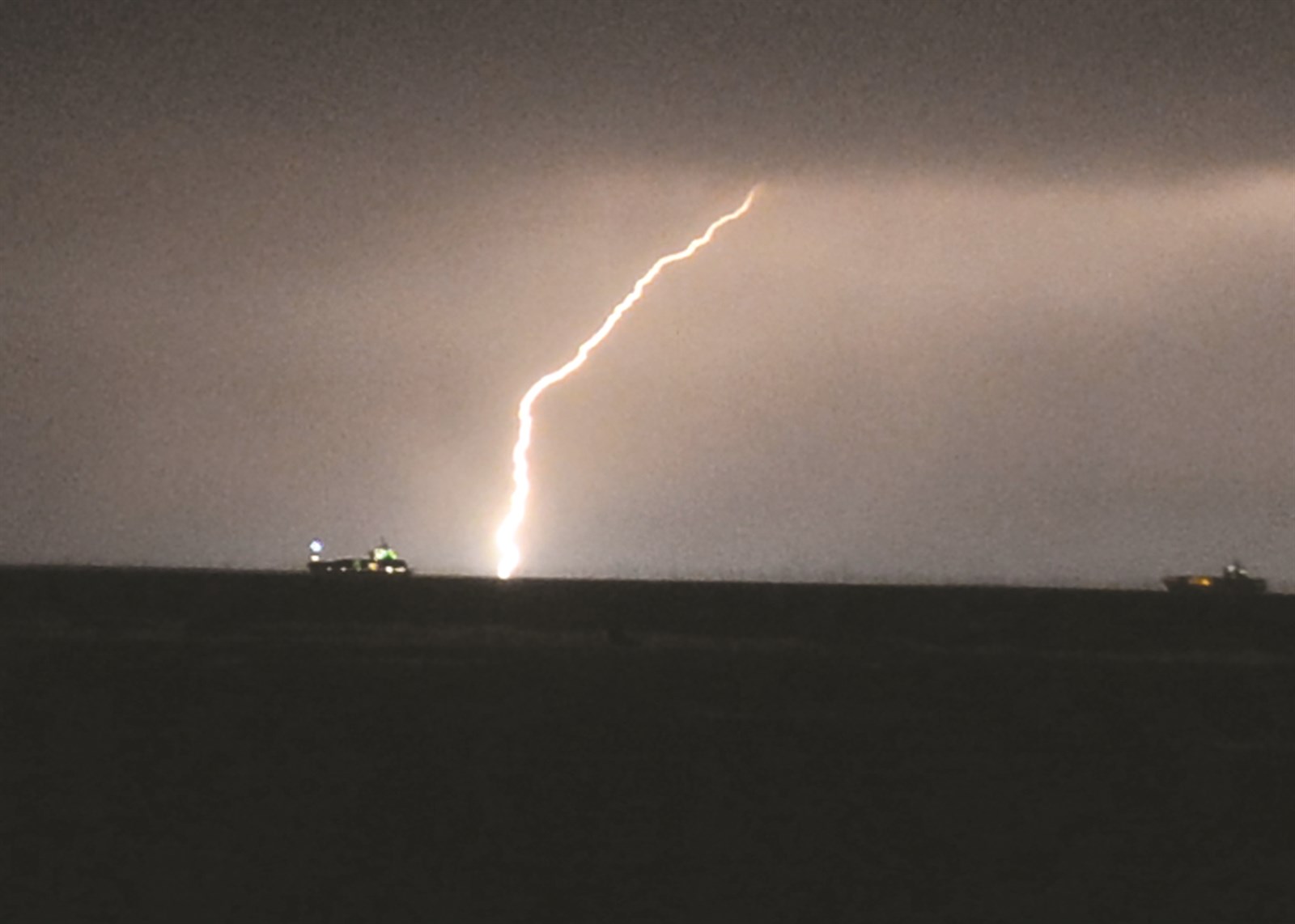 برق رافق الموجة الغبارية (تصوير أسعد عبدالله)