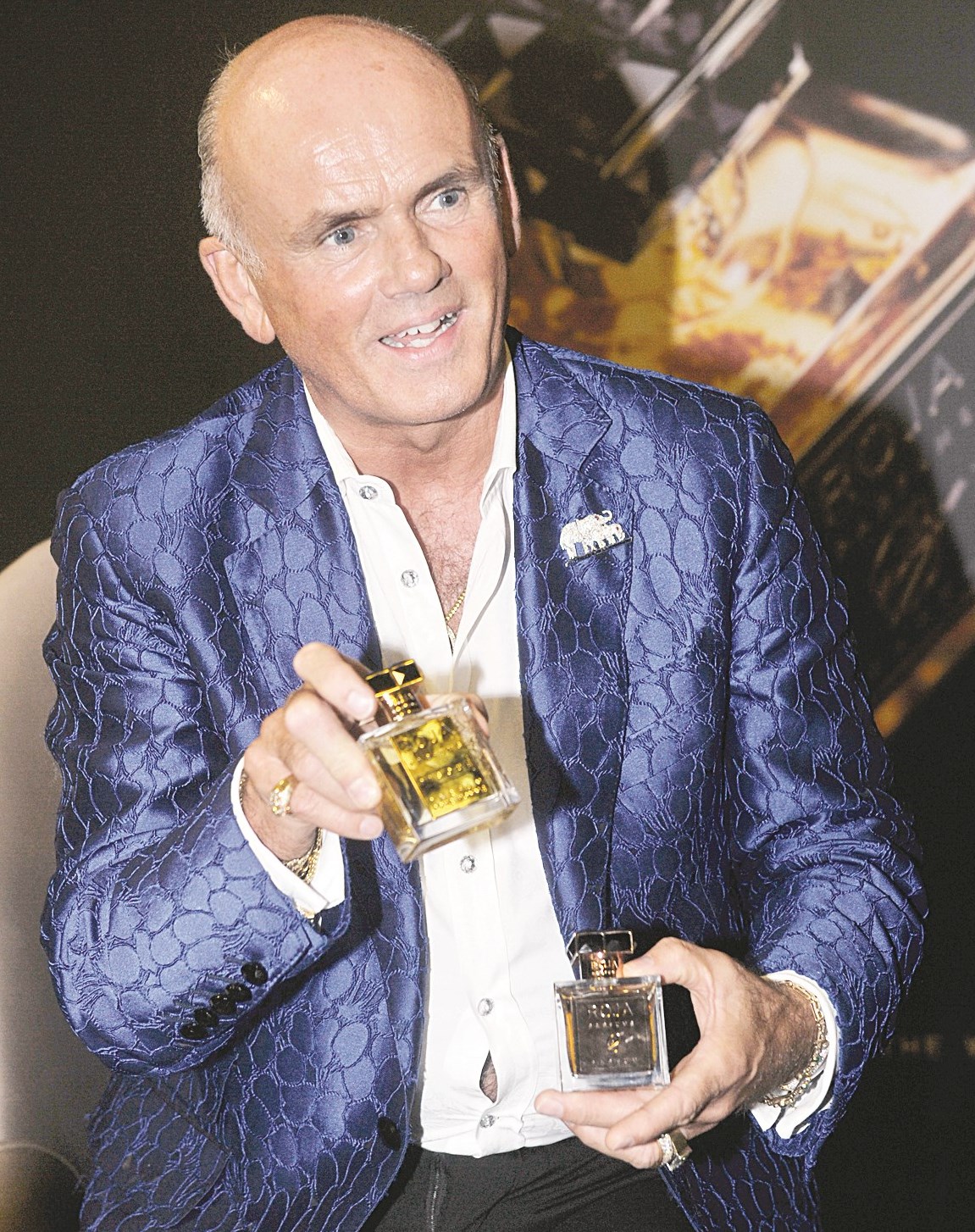 يشرح تركيب عطوره وكيفية تصنيعها