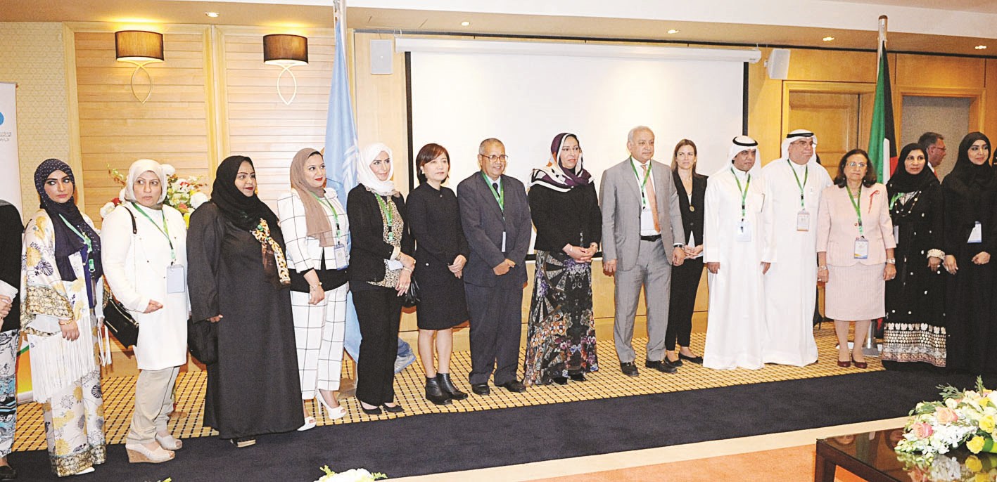 العيسى والسعد والعنزي يتوسطون المشاركين في الاجتماع