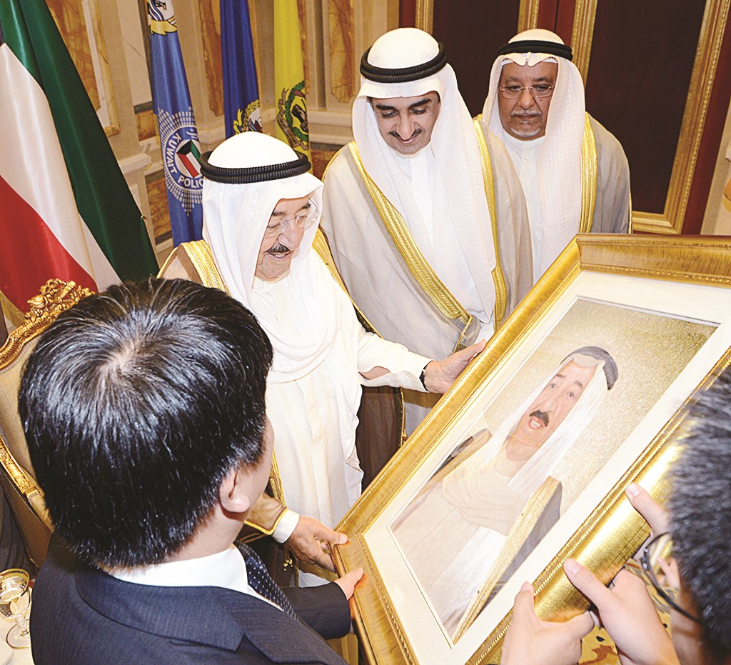 الأمير يطلع على لوحة لسموه قدمها وفد «هواوي»