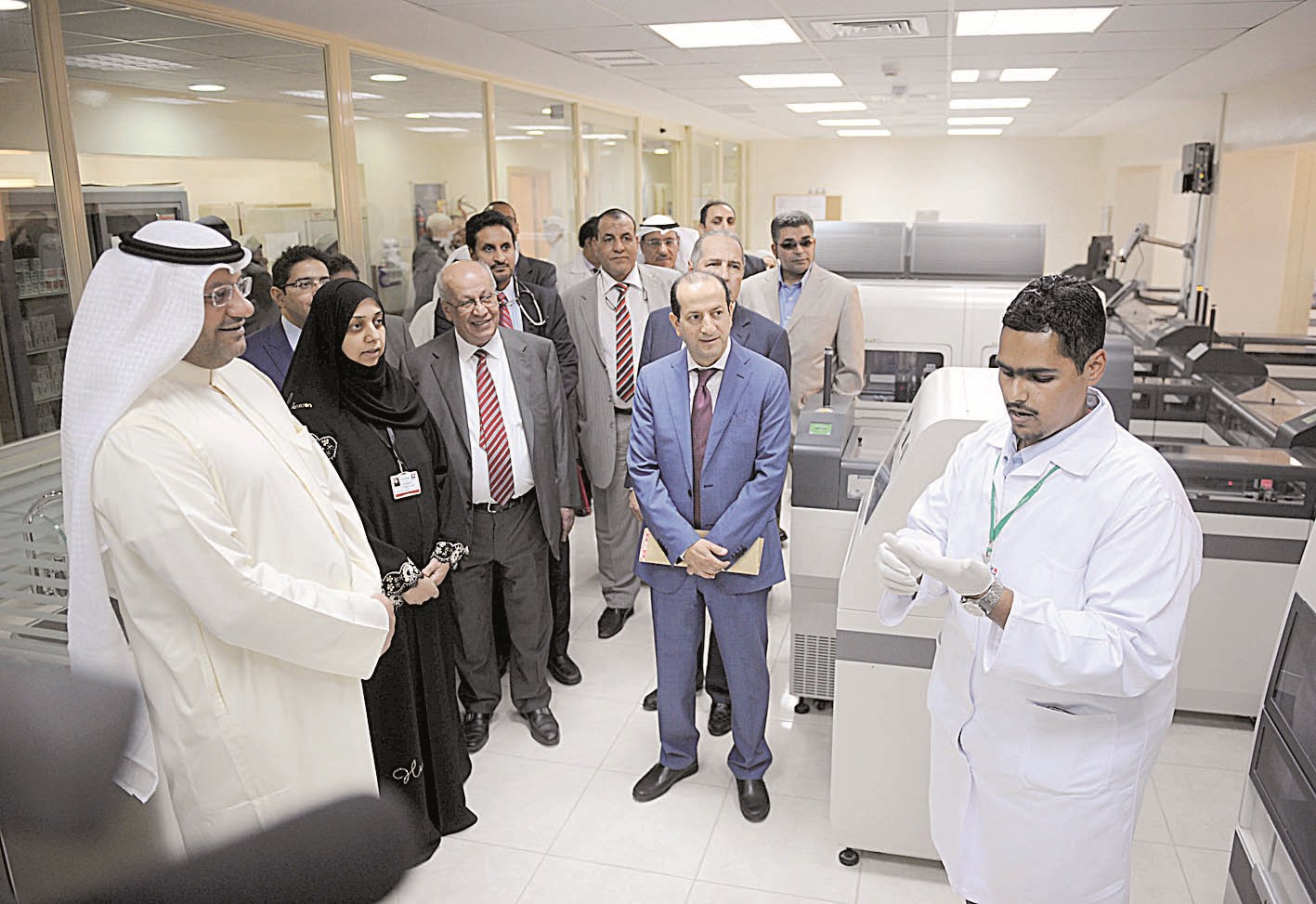 ... ويستمع لشرح من القائمين على المركز        (تصوير جلال معوض)