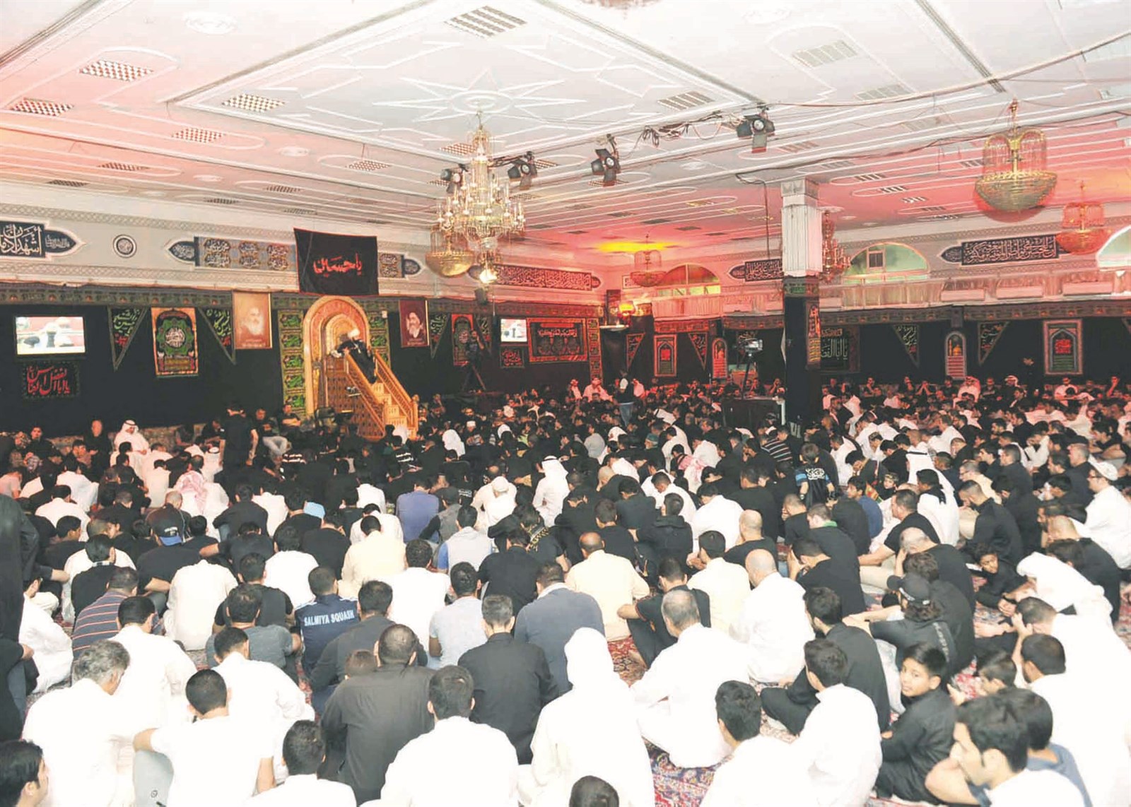 حشد من الحضور في الحسينية الكربلائية (تصوير سعد هنداوي)