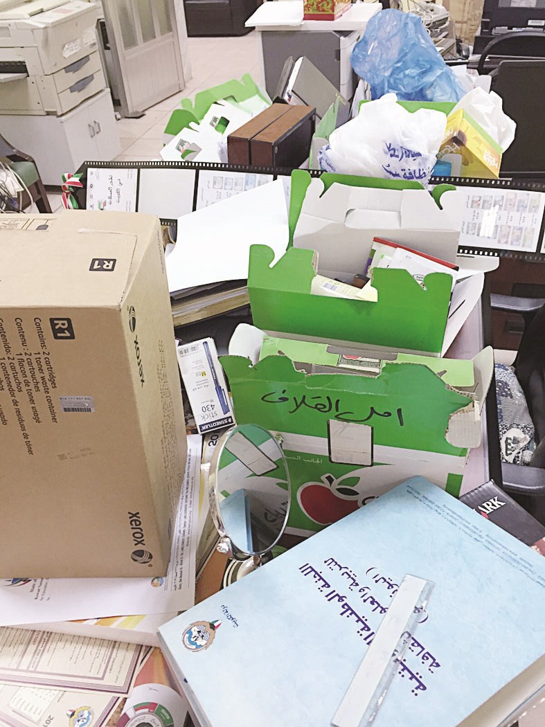 ملفات الموظفات في الممرات