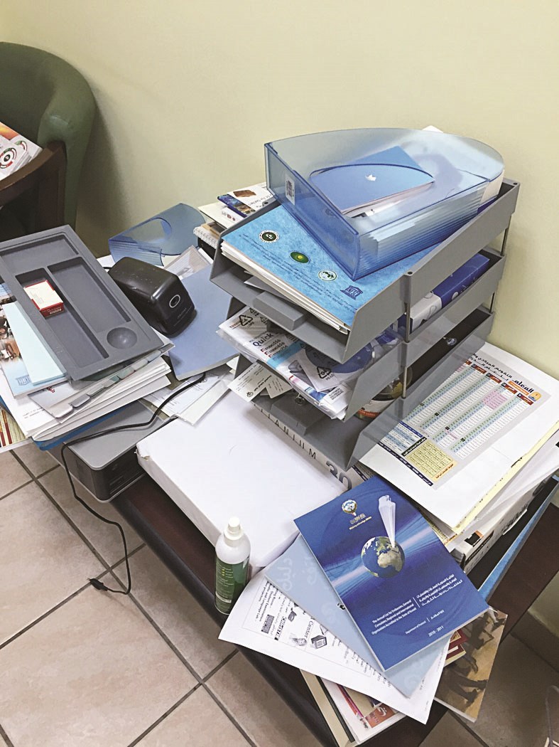 ... ومحتويات المكاتب