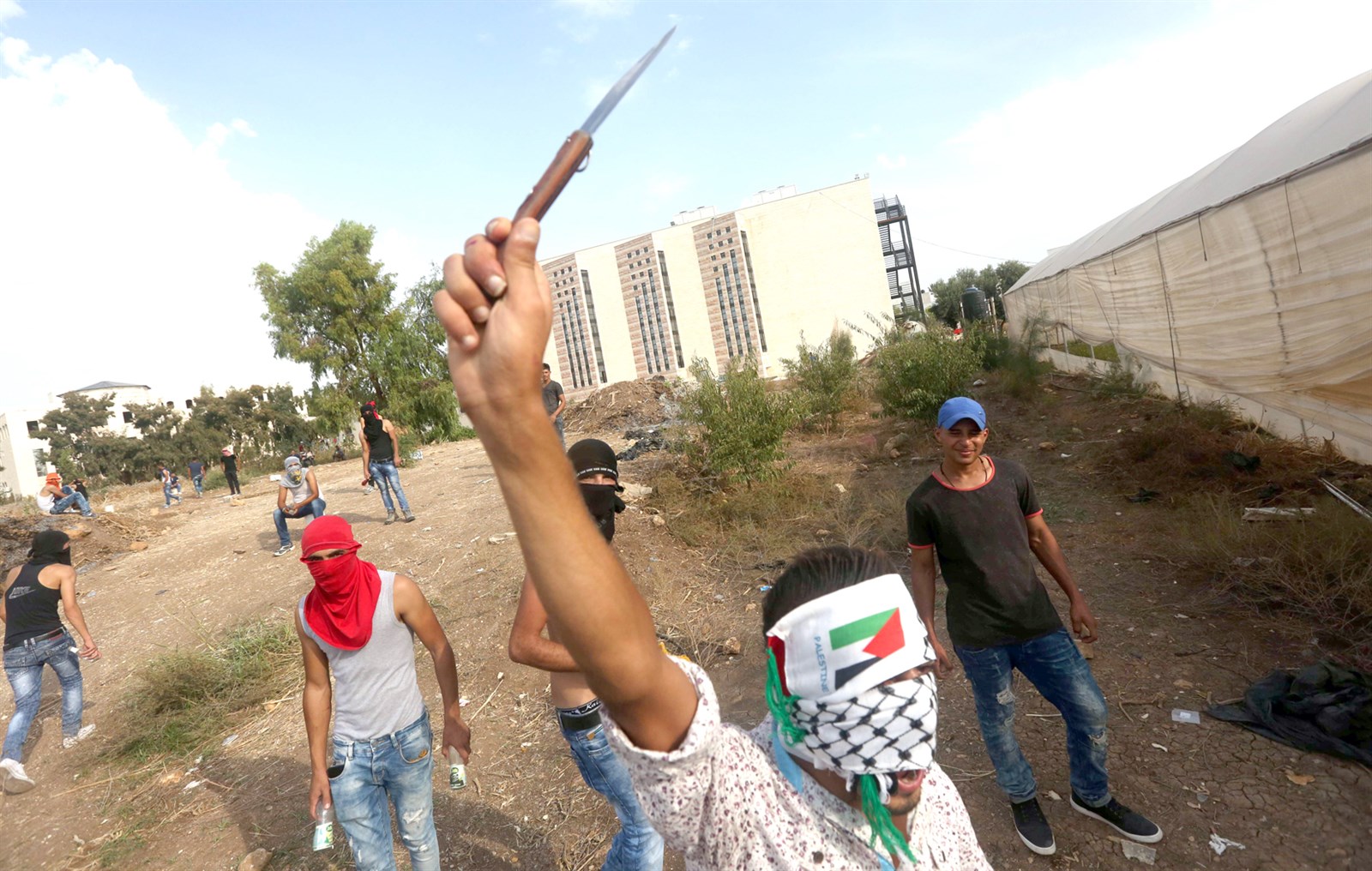 u0641u0644u0633u0637u064au0646u064a u064au0631u0641u0639 u0633u0643u0651u064au0646u0627u064b u062eu0644u0627u0644 u0627u0634u062au0628u0627u0643u0627u062a u0645u0639 u062cu0646u0648u062f u0625u0633u0631u0627u0626u064au0644u064au064au0646 u0641u064a u0637u0648u0644u0643u0631u0645 ( u0627 u0641 u0628)