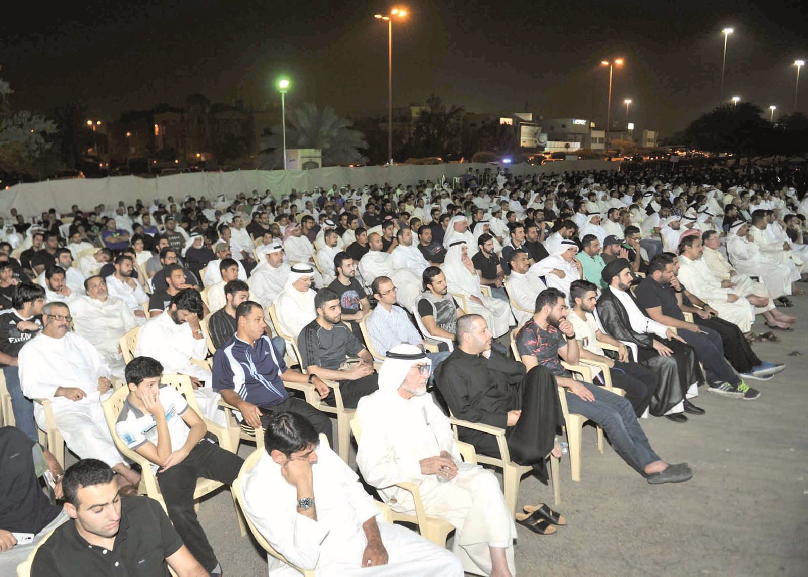 حضور حاشد خارج الحسينية (تصوير سعد هنداوي)