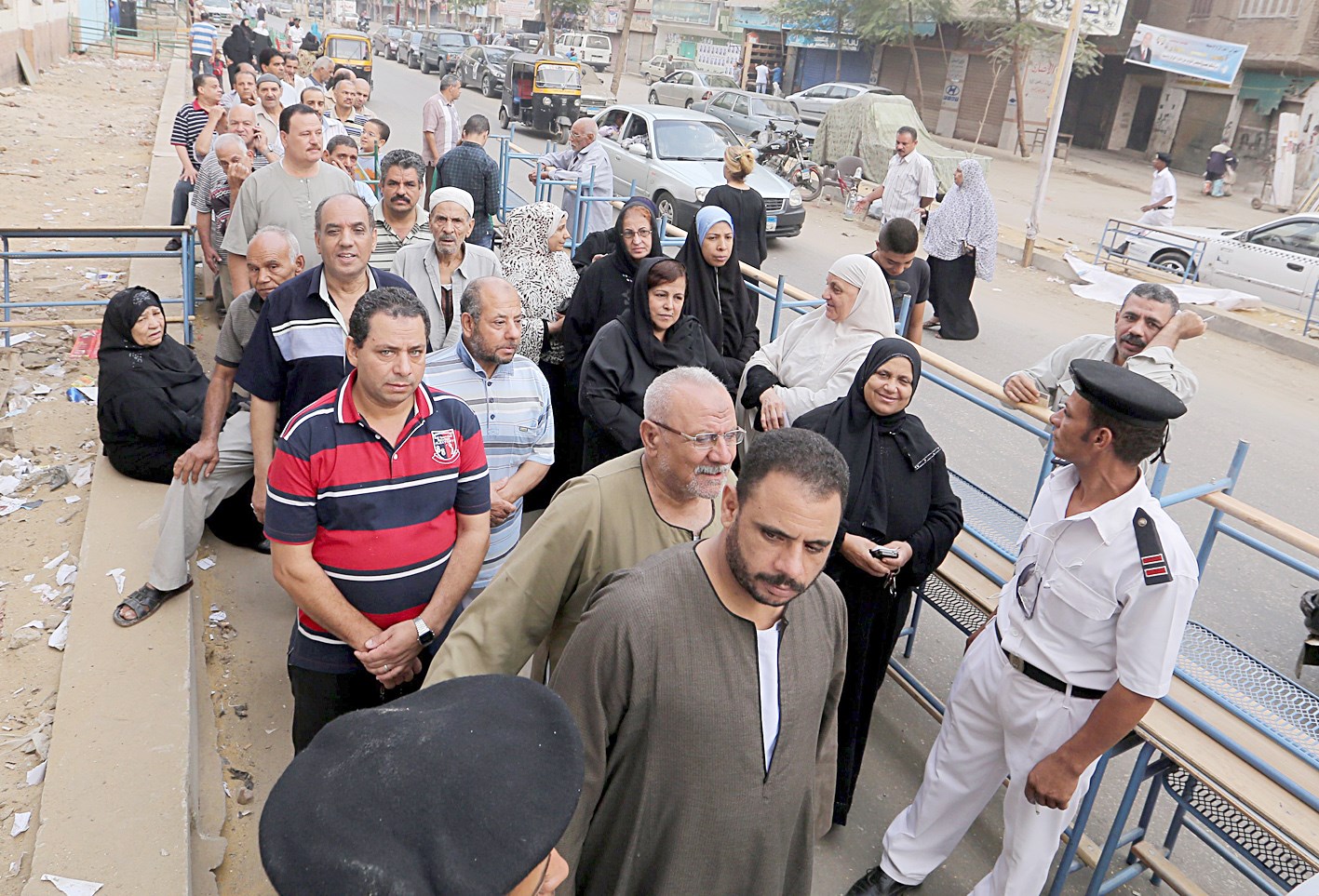 u0645u0635u0631u064au0648u0646 u064au0635u0637u0641u0648u0646 u0623u0645u0627u0645 u0623u062du062f u0645u0631u0627u0643u0632 u0627u0644u0627u0642u062au0631u0627u0639 u0641u064a u0627u0644u062cu064au0632u0629          (u0623 u0628)