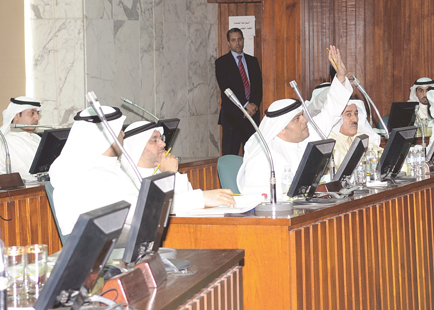 الأعضاء في تسابق على النقاش