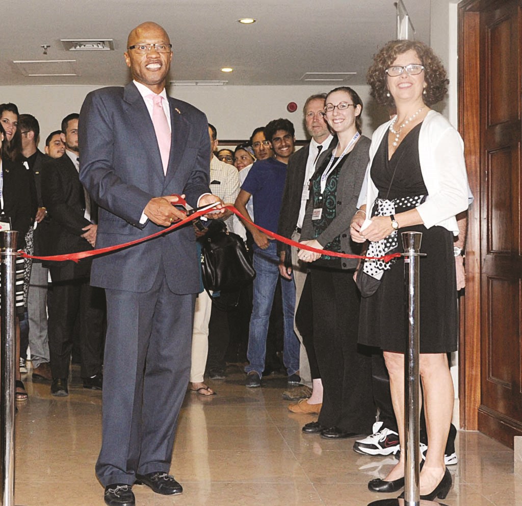 u0645u0645u062bu0644 u0627u0644u0633u0641u0627u0631u0629 u0627u0644u0623u0645u064au0631u0643u064au0629 u064au0642u0635 u0634u0631u064au0637 u0627u0644u0645u0639u0631u0636