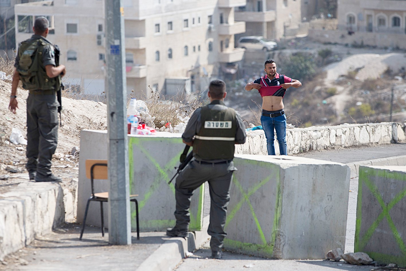 u0639u0646u0635u0631u0627u0646 u0645u0646 u0634u0631u0637u0629 u0627u0644u062du062fu0648u062f u0627u0644u0625u0633u0631u0627u0626u064au0644u064au0629 u064au0637u0644u0628u0627u0646 u0645u0646 u0641u0644u0633u0637u064au0646u064a u0631u0641u0639 u0642u0645u064au0635u0647 u0639u0646u062f u0646u0642u0637u0629 u062au0641u062au064au0634 u0641u064a u062du064a u0627u0644u0639u064au0633u0648u064au0629 u0641u064a u0627u0644u0642u062fu0633  ( u0627 u0628)