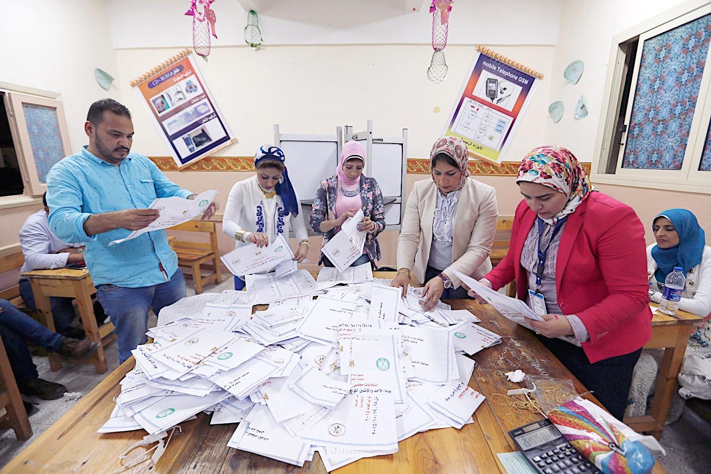 u0645u0648u0638u0641u0648u0646 u064au0641u0631u0632u0648u0646 u0627u0644u0623u0635u0648u0627u062a u0641u064a u0623u062du062f u0645u0631u0627u0643u0632 u0627u0644u0627u0642u062au0631u0627u0639 u0641u064a u0627u0644u0627u0633u0643u0646u062fu0631u064au0629   ( u0627 u0628)