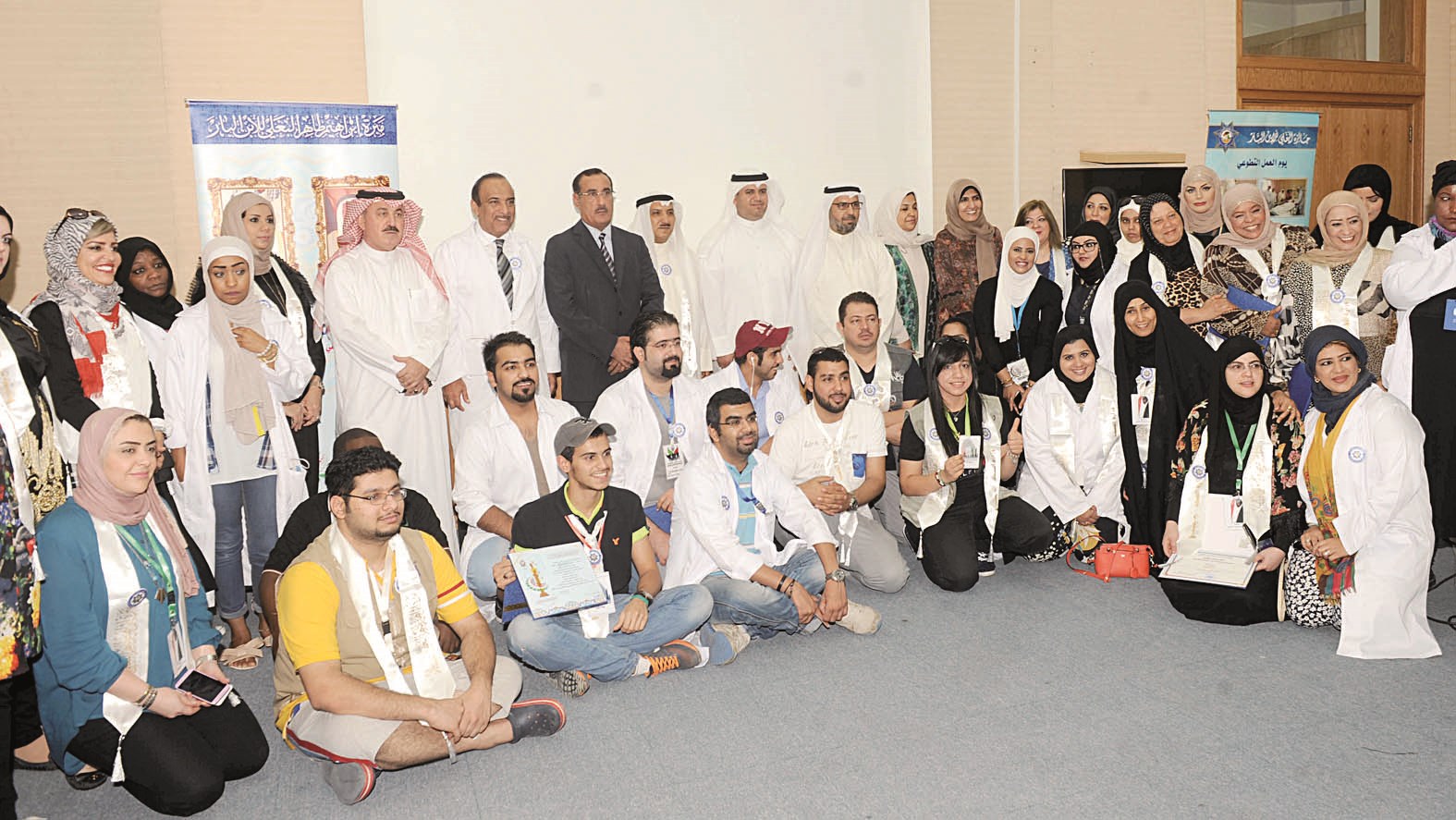 الدويري وقيادات صحية ومسؤولو جائزة الابن البار مع متطوعين