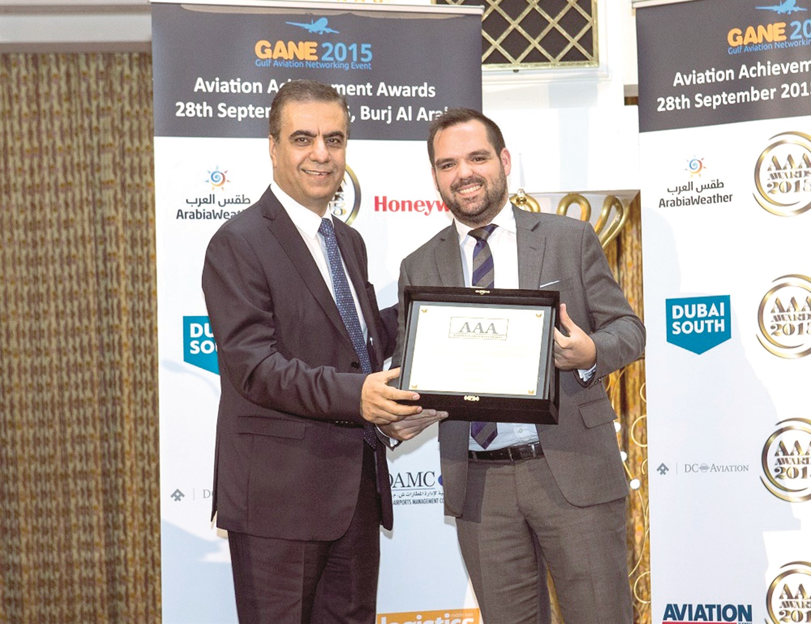 u0645u0645u062bu0651u0644 u0627u0644u0634u0631u0643u0629 u064au062au0633u0644u0651u0645 u0627u0644u062cu0627u0626u0632u0629