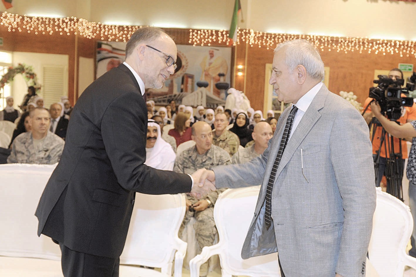 u0627u0644u0639u064au0633u0649 u064au0635u0627u0641u062d u0627u0644u0633u0641u064au0631 u0627u0644u0623u0645u064au0631u0643u064a u0641u064a u0628u062fu0627u064au0629 u0627u0644u062du0641u0644