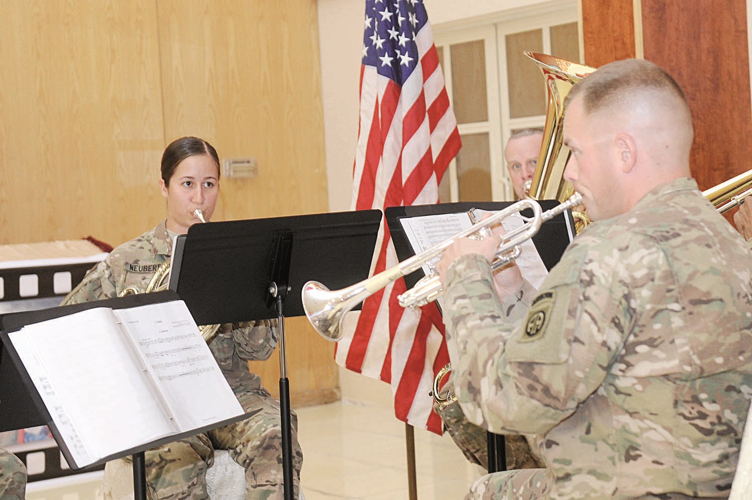 فرقة موسيقية أميركية تعزف في الاحتفال