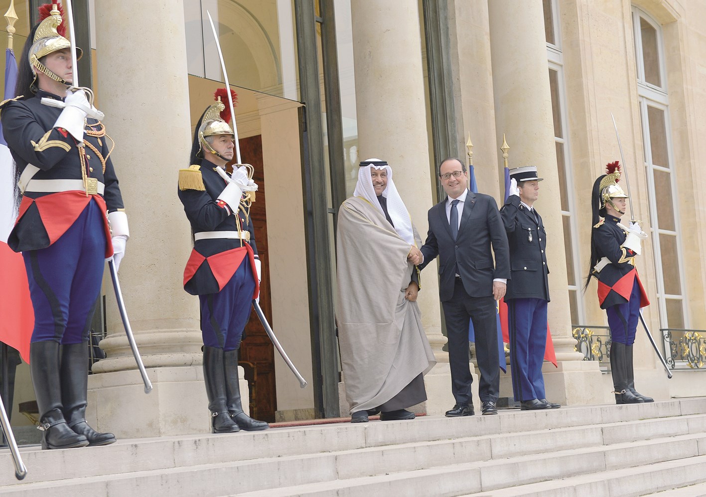 هولاند مستقبلاً المبارك على مدخل قصر الإليزيه