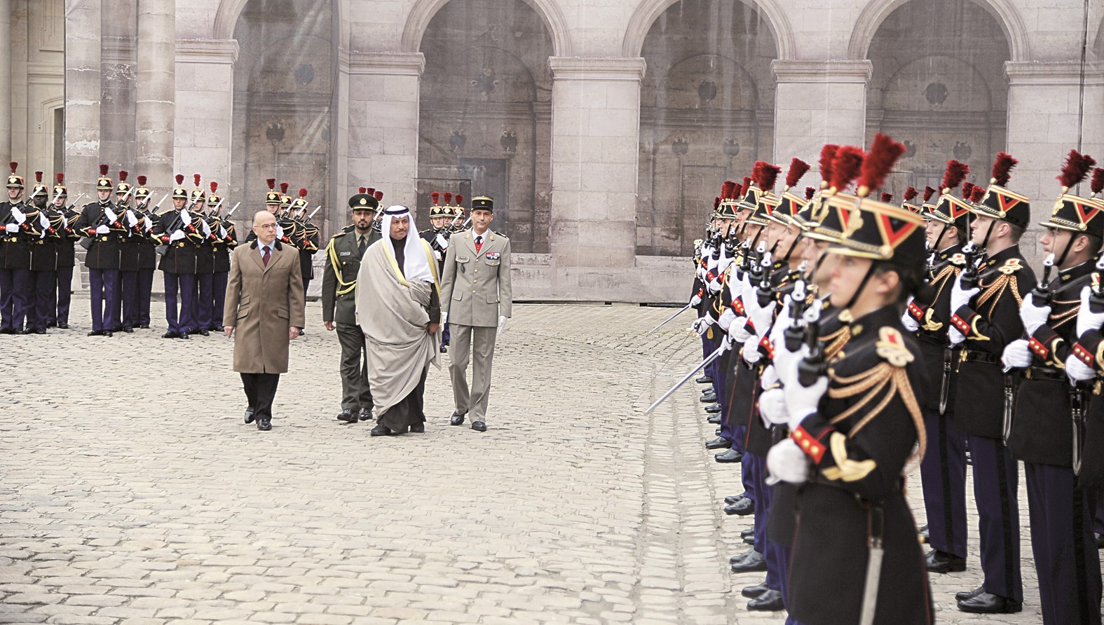 ... ومستعرضا حرس الشرف خلال مراسم الاستقبال الرسمية