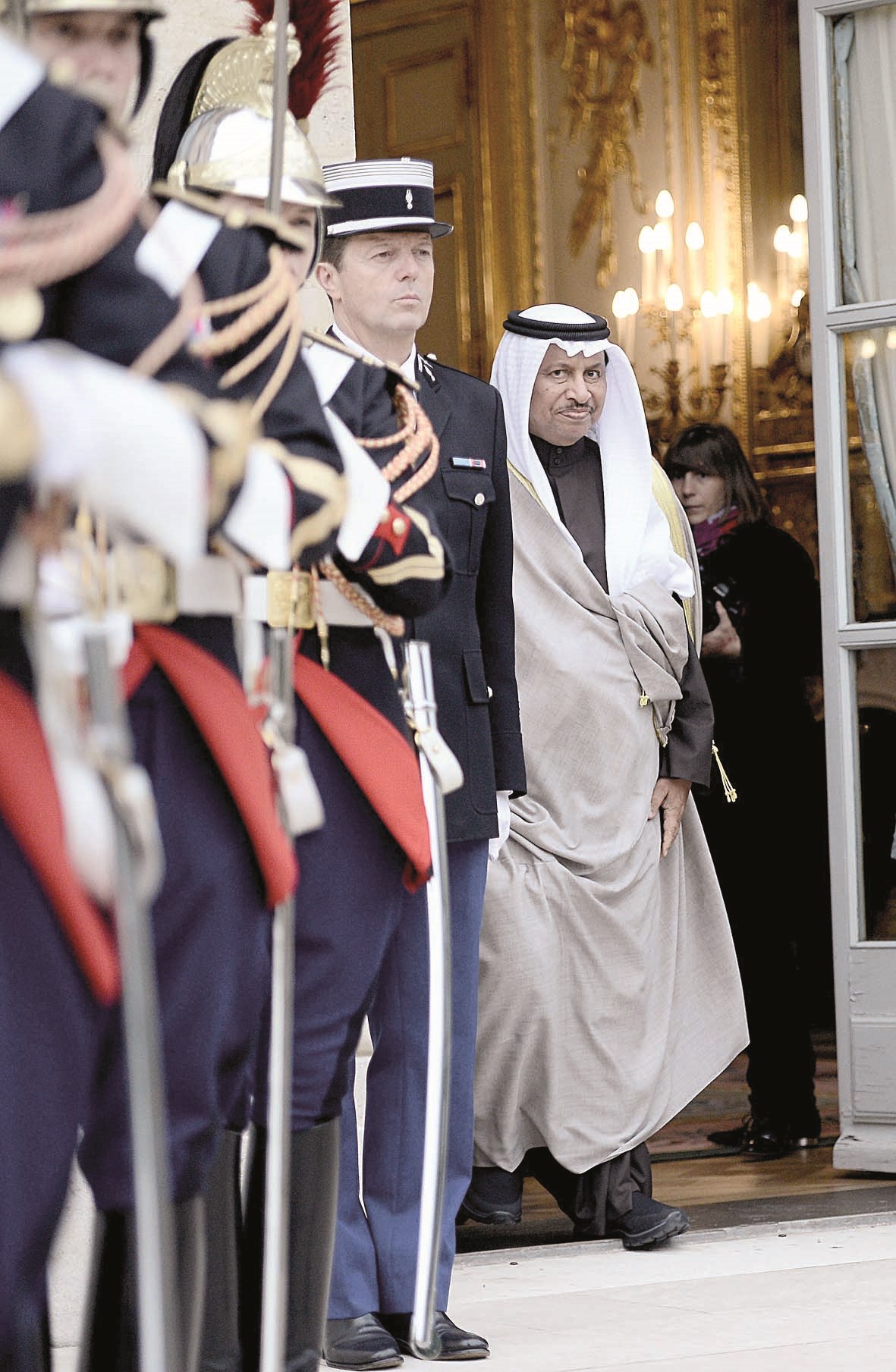 رئيس الوزراء لدى مغادرته قصر الإليزيه (ا ف ب)